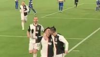 Co to bylo? Svět řeší polibek Ronalda s Dybalou! Ale jak je to doopravdy?