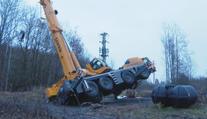 Velký jeřáb se převrhl a strhl elektrické vedení. Obec byla hodiny bez proudu