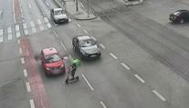Kurýr na koloběžce vjel přímo pod auto. Na rozdíl od jídla vyvázl bez újmy