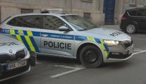 Policie honila řidiče se zákazem řízení. Po zastavení nezabrzdil a ohrozil policisty