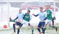 To je soudržnost! Fotbalisté Jablonce zachraňují pažit na stadionu
