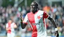 Diouf míří zpátky do Premier League, Slavia může dostat další balík