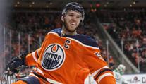 Hvězdný McDavid zazářil při udílení cen NHL. Odnesl si dvě trofeje