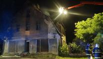 Požár velkého domu zvedl hasiče z celého okresu