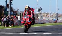 Martín chyboval a litoval. Sprint MotoGP v Misanu vyhrál domácí jezdec