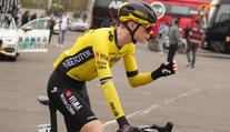 Děsivý pád při závodě v Baskicku. Jezdci skončili v lese, favorit Tour na nosítkách