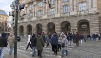 Cizinci mají o studium v Česku velký zájem. Jejich žádosti úřady nestihají odbavit