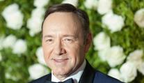 Kevin Spacey může slavit. Britský soud jej osvobodil v kauze znásilnění