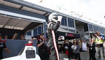 Loňský vítěz Newgarden odstartuje první. Piloty čeká závod na mokru