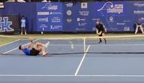 Tenista, jenž je noční můrou Lukáše Rosola, místo smeče málem zničil síť