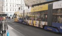 Lidem vadí polepené autobusy a tramvaje. Reklamy jim překáží ve výhledu