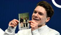 Silný moment na OH. Krasobruslař ukázal fotografii tragicky zesnulých rodičů