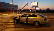 Auto porazilo semafor na rušné křižovatce! Provoz řídili policisté