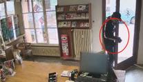 Pátrání po lupiči! Nejdřív přepadl obchod, pak se vrátil vyleštit kliku