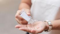 Koronavirus přežije na kůži i několik hodin. Vědci doporučili účinnou zbraň