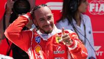Hamilton zářil při jízdě na prkně. Jeho slavná přítelkyně šílela nadšením