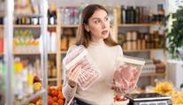 V supermarketu odhalili závadné zboží. Inspekce varuje před párky i salámem