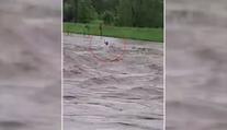 VIDEO: Místní se báli záplav, muž v kajaku se vrhl do rozbouřené řeky!