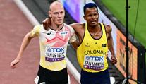Krásné gesto dojalo fanoušky. Běžec na MS pomohl zraněnému soupeři