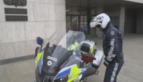 Policejní motorkáři dostanou levnější uniformy. Půjdou hůře vidět, varují experti