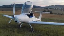 Pilot chtěl uvolnit místo druhému letadlu. Narazilo přímo do něj