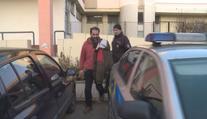 V jeho domě našli 3 mrtvé děti. Teď si pro něj přišla policie