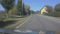 Auto u Lanškrouna ujíždělo policii stopadesátkou. Stále se neví, kdo vůz řídil