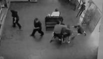 Přepadli poslíčka s pizzou, dvě hodiny ho vozili v kufru auta!