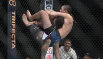 Ortega uškrtil Swansona z unikátní pozice. Je v tom nejlepší v UFC?