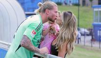 Manželka fotbalisty terčem kritiky. I prostitutky se lépe oblékají, píší fanoušci