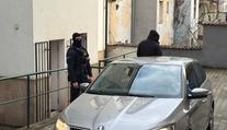 Velká policejní razie: Kvůli osvědčením pro revizní techniky zasahují na třech místech