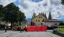 Tragédie ve Volarech. Náklaďák srazil chodkyni, žena na místě zemřela