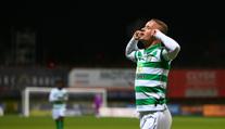 Další skandál ve Skotsku. Legenda Celticu kopla dýmovnici mezi fanoušky