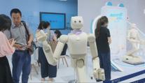 V Pekingu ukázali roboty budoucnosti. Někteří jsou od lidí k nerozeznání