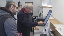 Obec zachraňuje samoobslužná prodejna. Nakupovat tam zvládají i důchodci