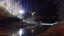 Řidič nevybral zatáčku a převrátil auto do strouhy, spolujezdec nepřežil