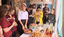 Netradiční restaurace. Kuchařka vaří i servíruje u sebe doma
