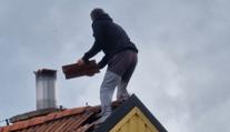 VIDEO: Agresivní muž řádil na střeše. Zásahovka nahoru nemusela, uklouzl a spadl