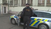 Chlapci si nasadili kukly a vešli v Brně do obchodu. V ruce drželi zbraň