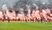 Šlágr v Nizozemsku předčasně ukončen. Fanoušci Ajaxu rozpoutali na hřišti peklo