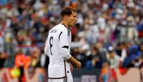 Bayern přišel o zkušeného záložníka, německý reprezentant si zlomil ruku