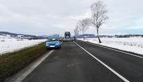 Neznámé auto srazilo a těžce zranilo muže na silnici. Policie hledá viníka