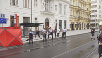 Obětí pádu římsy v Praze je ukrajinský chirurg. Zanechal po sobě tři děti