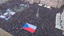 V Praze demonstranti podpořili Pavla. Desetitisíce lidí zaplnily Staromák