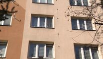 Dvojice terorizuje klidné sídliště. Lidé mají strach o seniorku, která s nimi žije