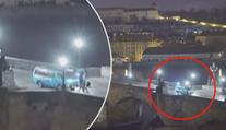 Karlův most blokují auta. Protest proti vládě má mít na svědomí youtuber
