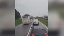 Řidič na Slovensku předjížděl přes plnou čáru, autobus se málem převrátil