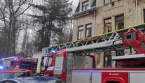 V Jablonci nad Nisou hořela budova. Hasiči z ní zachránili tři děti