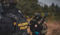 Podezření z korupce na ministerstvu obrany. Vojenská police obvinila tři lidi