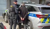 Opilý muž střílel z okna na pražském Žižkově. Policie ho zadržela